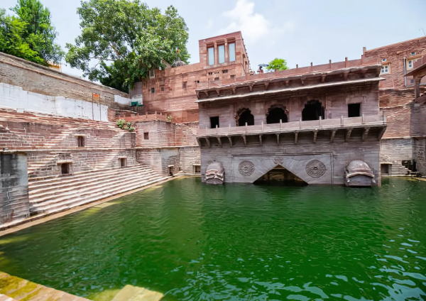 Toorji Ka Jhalra, an ancient stepwell with intricate carvings, adding to the charm of Jodhpur’s Most Thrilling Sightseeing Tours