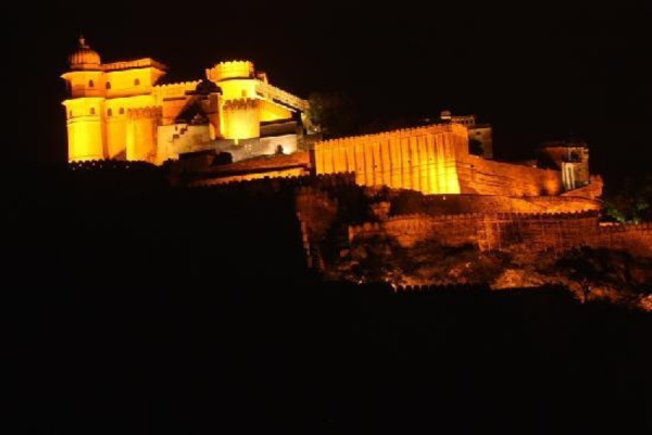 Light show at Kumbhalgarh Fort – Jodhpur to Ranakpur & Kumbhalgarh Taxi evening attraction