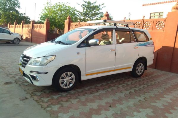 Toyota Innova taxi service near Jodhpur Airport for family travel