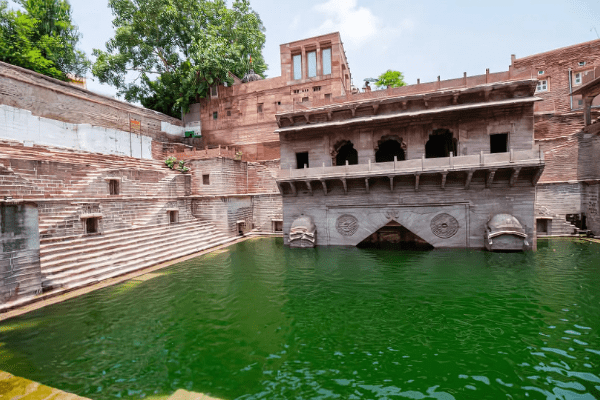 Toorji Ka Jhalra, an ancient stepwell with intricate carvings, adding to the charm of Jodhpur’s Most Thrilling Sightseeing Tours